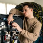 techniciens entrain de régler une lumière