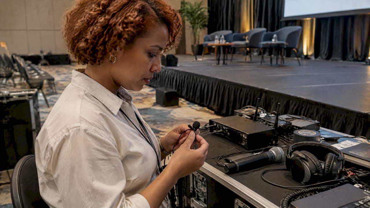 Technicien vérifiant les micros et casques de l'événement